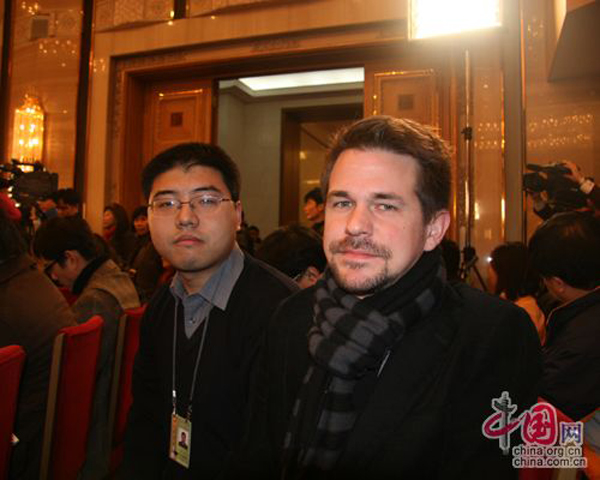 Un journaliste du département allemand de China.org.cn assiste aux sessions des XIe APN et CCPPC.