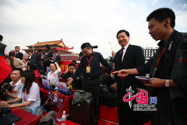 Zhou Mingwei, directeur du CIPG, rencontre les journalistes de China.org.cn sur la place Tian'anmen 