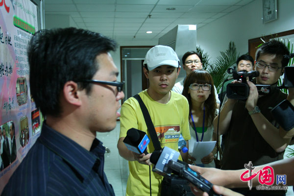 Les journalistes de China.org.cn effectuent des interviews à Urumqi dans la province du Xinjiang après les émeutes survenues en juillet. 