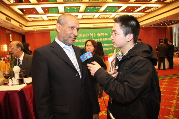 Un journaliste du département français de China.org.cn en train d'interviewer un diplomate à l'occasion de la cérémonie du lancement de la nouvelle édition de CHINAFRICA 