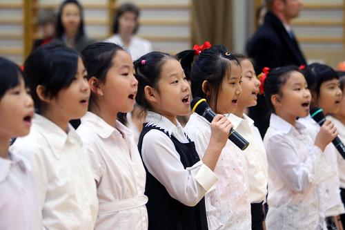Le 16 octobre, quelques petites Chinoises présentent une activité culturelle à l&apos;École bilingue portugais-chinois.