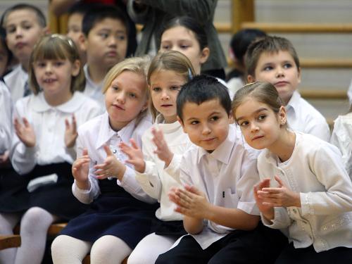 Des enfants portugais assistent aux représentations données par les enfants chinois.