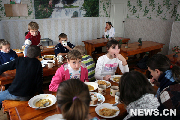 Elena (3e à gauche) prend son repas dans son orphelinat, le plus proche de la centrale nucléaire de Tchernobyl où s'est produit un accident nucléaire le 26 avril 1986.
