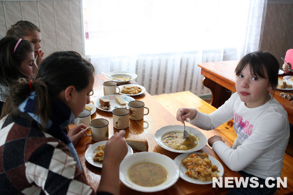 Elena (à droite) prend son repas dans son orphelinat, le plus proche de la centrale nucléaire de Tchernobyl où s'est produit un accident nucléaire le 26 avril 1986.