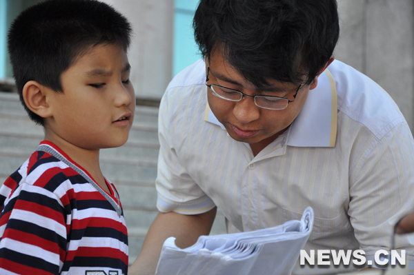 Liu Hao, un garçon aveugle de 8 ans et son professeur de piano dans le film qui raconte la propre histoire de Liu Hao, à Chifeng dans la région autonome de la Mongolie intérieure (nord)