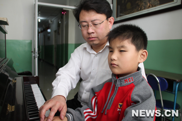 Liu Hao, un garçon aveugle de 8 ans et son professeur de piano dans le film qui raconte la propre histoire de Liu Hao