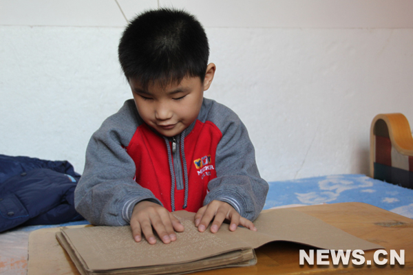 Liu Hao, un garçon aveugle de 8 ans, apprend le braille.