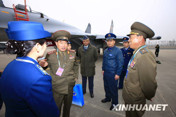Les représentants des armées de l&apos;air étrangères visitent une division des forces aériennes de l&apos;APL. 