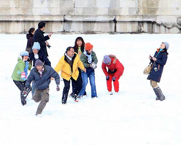 Le 10 novembre, les touristes s'amusent sur la place de la Cité interdite.