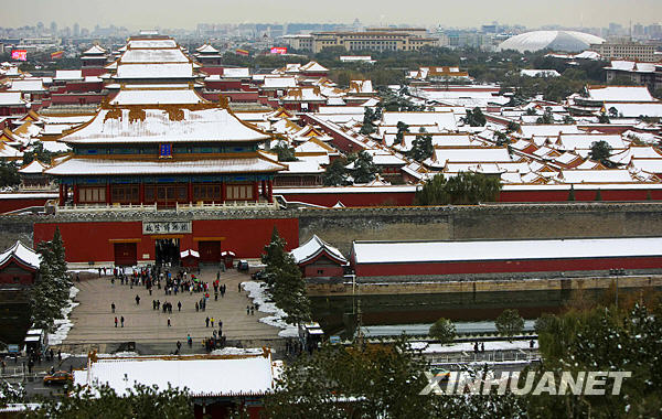 Après la neige, des habitants de Beijing et quelques touristes contemplent la Cité interdite depuis le sommet de la colline du charbon.