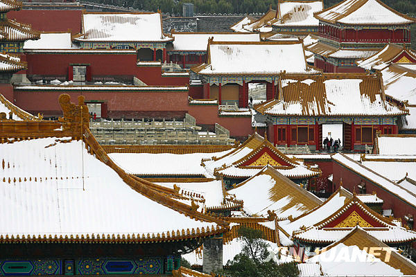 Après la neige, des habitants de Beijing et quelques touristes contemplent la Cité interdite depuis le sommet de la colline du charbon.
