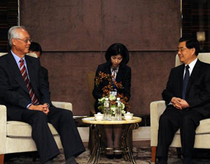 Le président chinois rencontre le ministre senior singapourien Goh Chok Tong