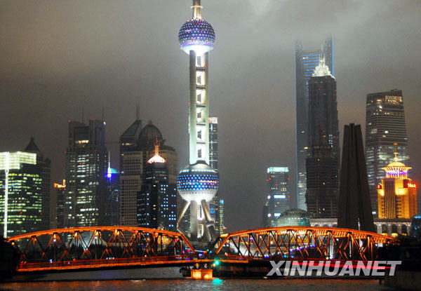 Le pont Waibaidu et les gratte-ciel du quartier de Lujiazui dans le district de Pudong, photo prise le 11 novembre.