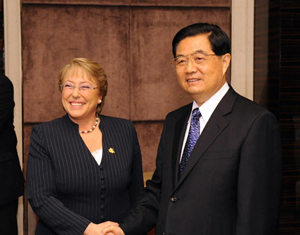 Hu Jintao s'entretient avec Michelle Bachelet à Singapour