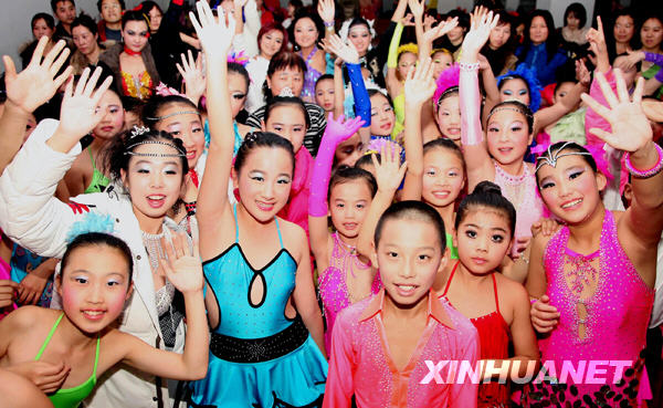 Le 14 novembre, les enfants participant au concours de danse sportive se font prendre en photo dans la salle d'attente. 