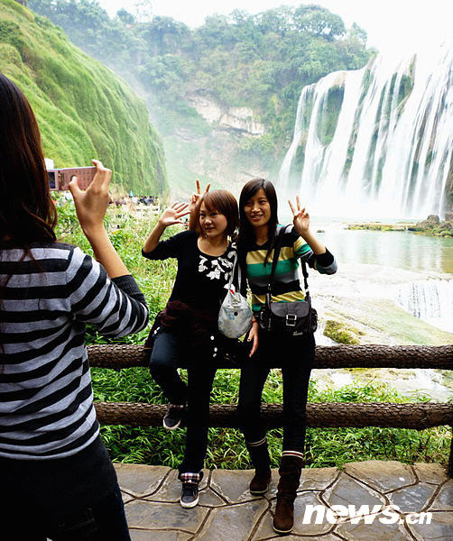 Des touristes de Chongqing se font prendre en photo.