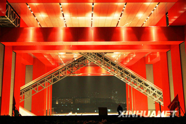 Le 17 novembre au soir, essai des illuminations du Pavillon de Chine sur le site de l'Expo de Shanghai.