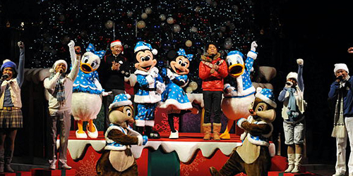 Hong Kong : Disneyland s'illumine pour accueillir Noël
