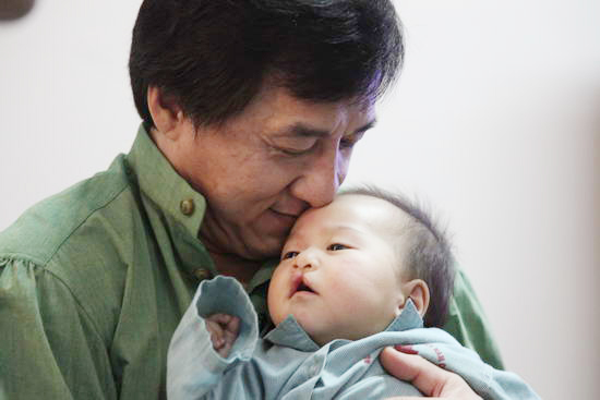 Jackie Chan, ambassadeur de l'Opération Smile, rend le sourire aux enfants