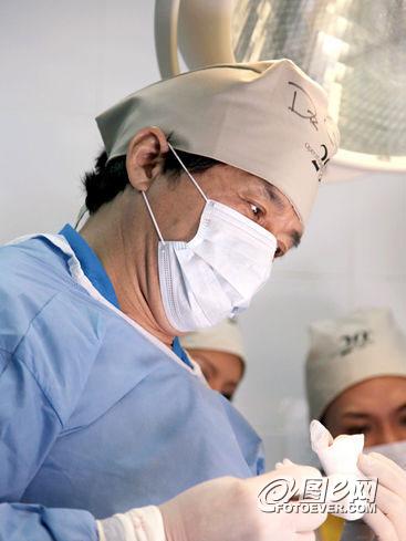 Jackie Chan, ambassadeur de l'Opération Smile, rend le sourire aux enfants