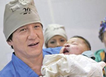 Jackie Chan, ambassadeur de l'Opération Smile, rend le sourire aux enfants