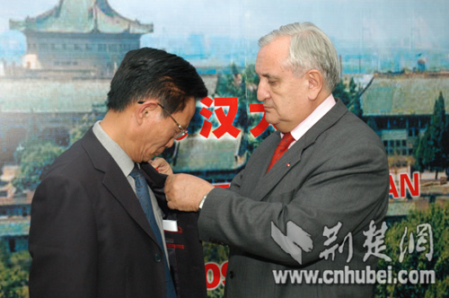Jean-Pierre Raffarin décerne la Légion d'honneur à un médecin chinois