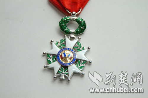 Jean-Pierre Raffarin décerne la Légion d'honneur à un médecin chinois