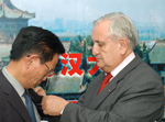 Jean-Pierre Raffarin décerne la Légion d'honneur à un médecin chinois