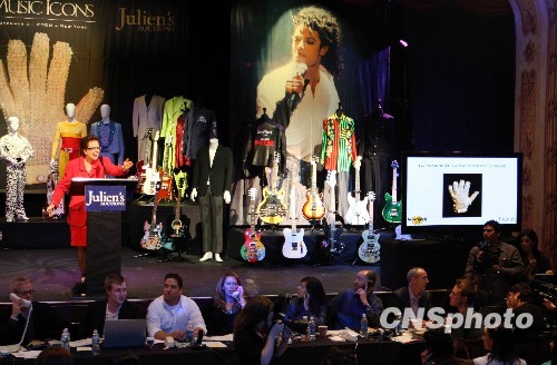 Le 21 novembre au soir, un gant blanc ayant appartenu à Michael Jackson a été mis en vente pour 350 000 dollars. 