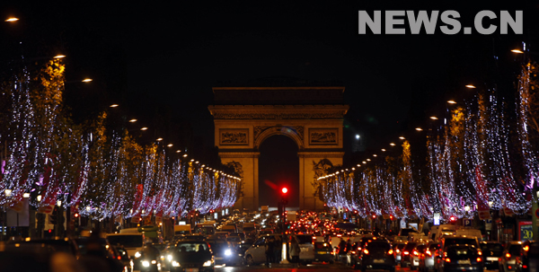 Paris s'illumine, les Champs-Elysées font la fête de Noël