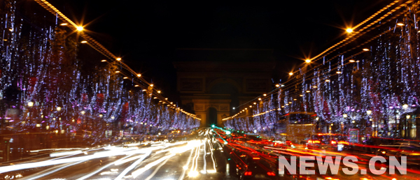 Paris s'illumine, les Champs-Elysées font la fête de Noël