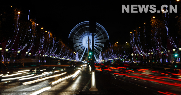 Paris s'illumine, les Champs-Elysées font la fête de Noël