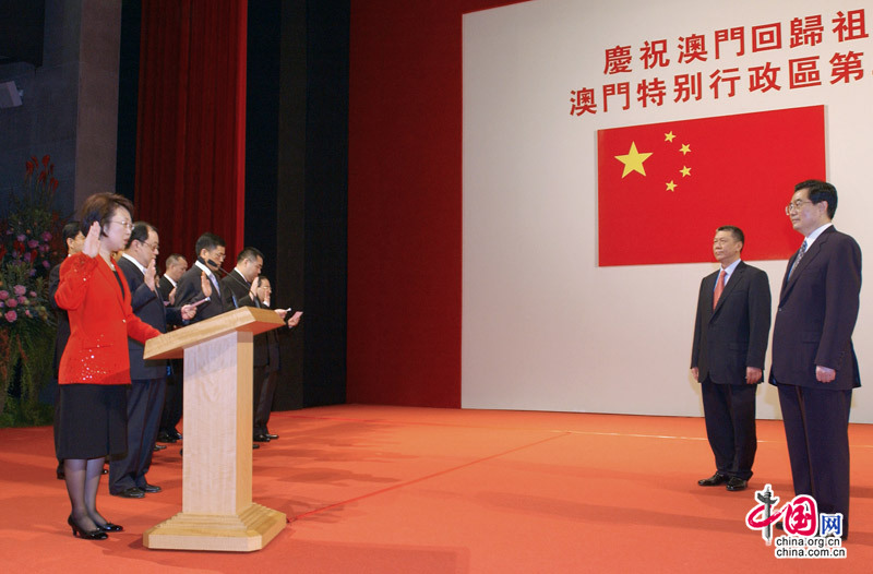 Le 20 décembre 2004, les hauts fonctionnaires de Macao prêtent serments devant le président chinois Hu Jintao.