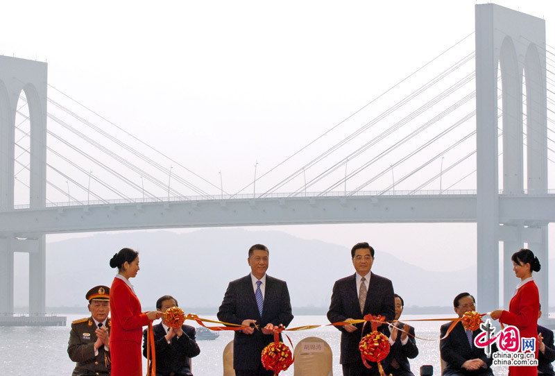 Le 19 décembre 2004, le Président chinois Hu Jintao lors de l'inauguration du pont Xiwan.