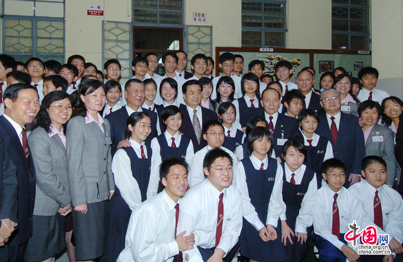 Photo de groupe de Hu Jintao en compagnie des élèves d&apos;une école de Macao, photo prise le 19 décembre.