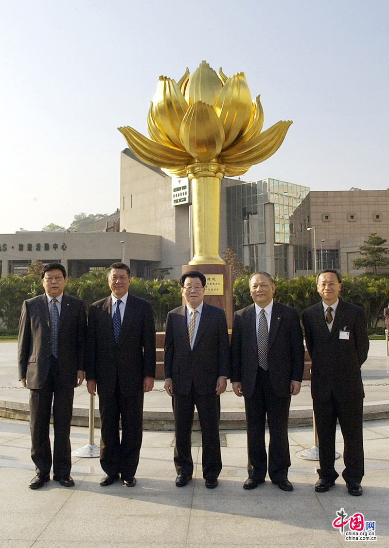 Le 7 janvier 2003, M. Li Ruihuan, ancien président de la CCPPC (Conférence consultative politique du peuple chinois), s'est rendu à Macao pour une visite de quatre jours.