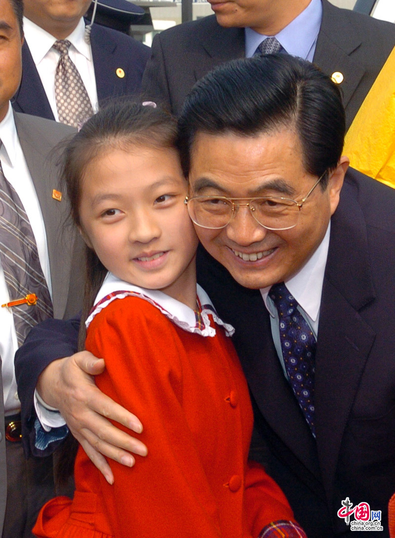 Une jeune fille et le président chinois, photo prise le 19 décembre 2004.