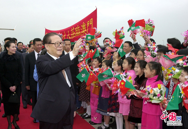 Le 19 décembre 2000, l&apos;ancien président chinois Jiang Zemin salue la foule venue l&apos;accueillir à l&apos;aéroport.