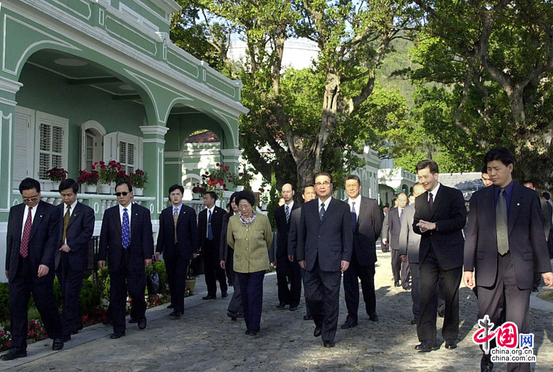 Le 16 février, Li Peng, ancien président du Comité permanent de l&apos;APN, visite un jardin de vigne.