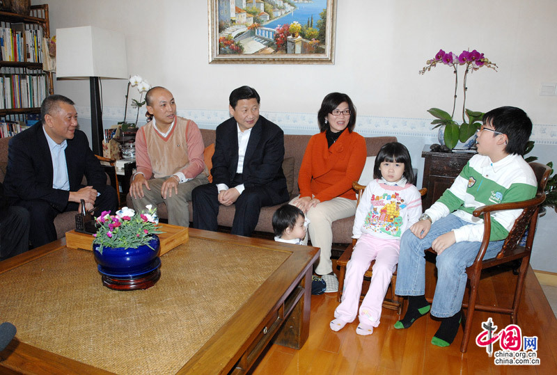 Le 10 janvier 2009, Xi Jinping, vice-président chinois, visite la famille Hu à Macao.