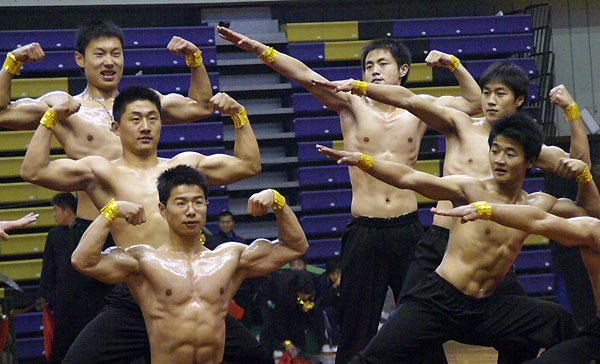  Les étudiants présentent leurs exercices de musculation. 