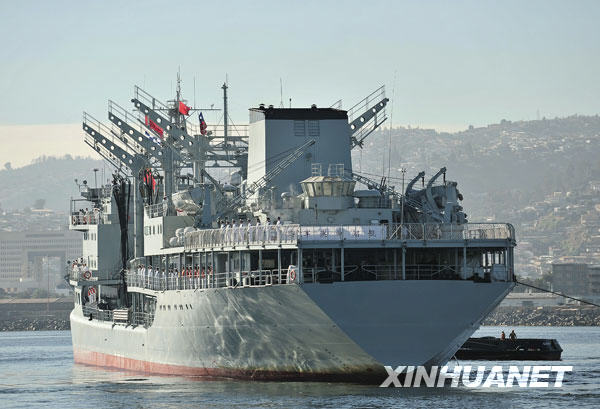 Le navire Hongzehu entre délicatement dans le port militaire de Valparaiso au Chili. 