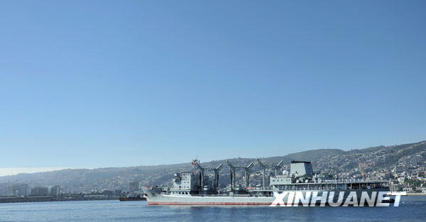 Le navire Hongzehu entre délicatement dans le port militaire de Valparaiso au Chili.