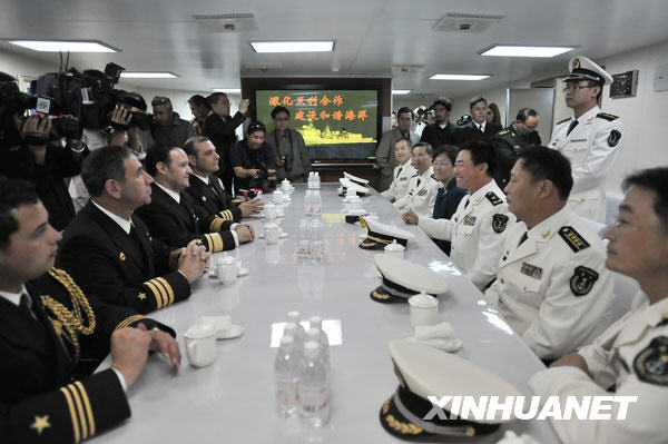 L'entretien entre les deux pays dans le navire Shijiazhuang. 