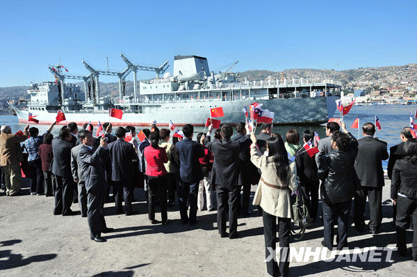 Les ressortissants chinois au Chili souhaitent la bienvenue à la flotte de la marine chinoise. 