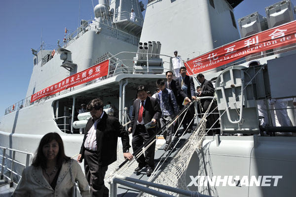 Les Chiliens et les ressortissants chinois du pays visitent les navires de la marine chinoise.