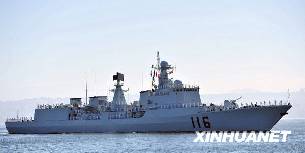 Le navire Shijiazhuang entre délicatement dans le port militaire de Valparaiso au Chili.
