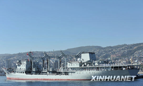 Le navire Hongzehu entre délicatement dans le port militaire de Valparaiso au Chili.