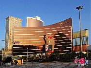 En 2006, Macao a détrôné Las Vegas en tant que principale ville des jeux de hasard au monde. Dans cette petite ville se trouvent de nombreux casinos, tels que le Lisboa, le Macao Palace et le Holiday Inn Macao. Après le coucher du soleil, ces grands lieux du jeu de hasard sont les plus dynamiques et les plus lumineux de la ville. Voici quelques photos de Macao, parée de ses illuminations nocturnes.