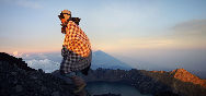 Le lever du soleil sur la montagne Rinjani, dans une île indonésienne, photo prise par David Bismuth  